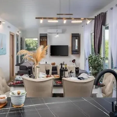 Private Lumianni- 2 * Kastela