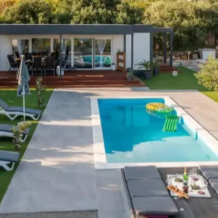 Private Lumianni- 2 * Kastela